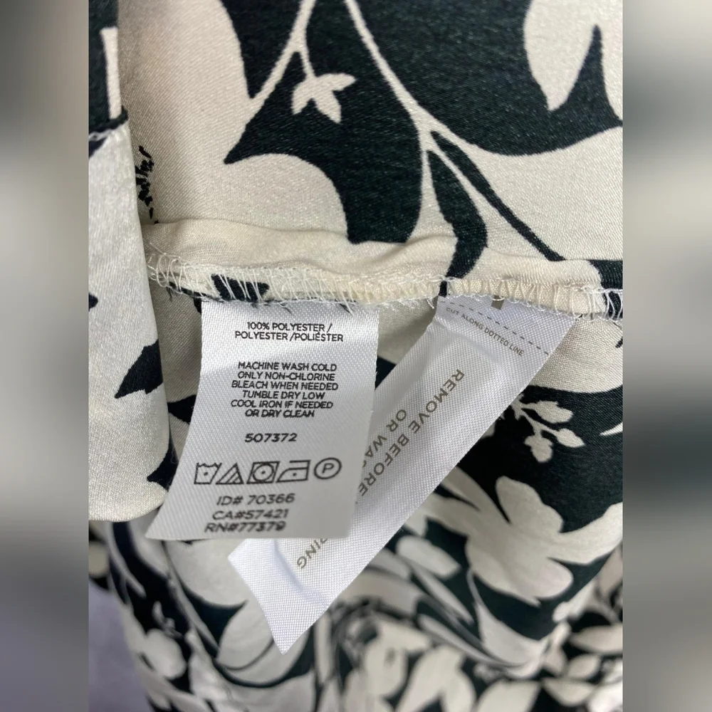 Ann Taylor One‎ Size kimono/Robe black/ white flowers Silky feeling
